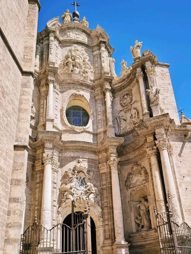 Wandering Through Time in Valencia’s Old Town 🕰️🏛️