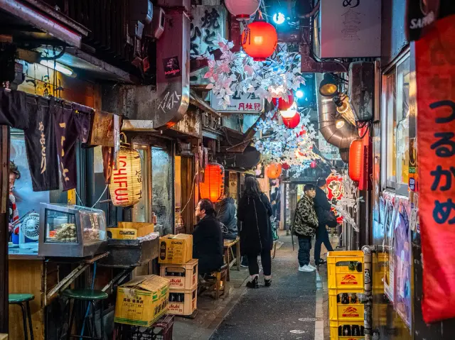 Shinjuku’s 🇯🇵 alleys are perfect for street photography 📷