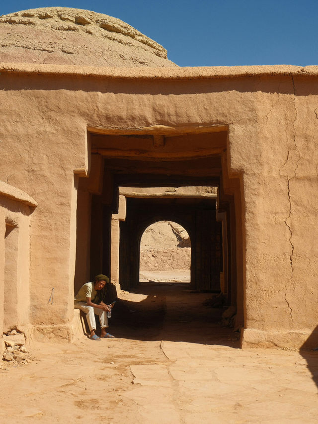 황금의 모래와 그림자의 도시, 룩소르 