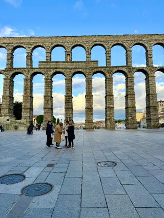 도시 성벽을 따라 걷기 - 계곡의 탁 트인 전망과 함께
