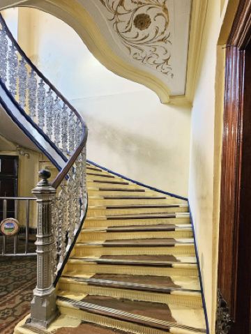 พระราชวังไมซูรูยังได้รับการยกย่องในเรื่องของห้องโถงดาร์บาร์อันโอ่อ่าตระการตา ซึ่งเป็นหนึ่งในห้องโถงที่งดงามที่สุด