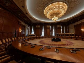 探索令人歎為觀止的議會宮（Palace of Parliament），這是布加勒斯特最具標誌性的室內地標，更是新古典主義建築的非凡傑作。這座宏偉建築被譽為全球最大的行政大樓之一，在羅馬尼亞首都的心臟地帶，完美交織著歷史、政治與令人驚豔的設計。步入其中，您會看到奢華的大理石大廳、璀璨耀眼的水晶吊燈，以及氣派偌大的走廊，處處訴說著羅馬尼亞的共產主義過去與現代抱負。