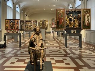 博德博物館(Bode Museum)位於德國柏林博物館島北端,是博物館島五大博物館之一,也是聯合國教科文組織世界文化遺產的重要組成部分。博物館建於1897年至1904年,由建築師恩斯特·馮·伊內設計,因坐落於施普雷河畔,擁有宏偉的圓頂和典雅的新巴洛克風格建築,是柏林最具代表性的地標之一。博德博物館主要收藏中世紀至18世紀的歐洲雕塑、拜占庭藝術以及大量珍貴的錢幣。其中,雕塑館收藏了多納太羅、蒂利曼·里門施奈德等藝術大師的作品,展示了歐洲雕塑藝術的發展歷程;拜占庭藝術館則展出豐富的宗教繪畫、馬賽克和象牙雕刻等文物,反映了拜占庭文明的輝煌成就。此外,館內的錢幣收藏規模位居世界前列,為研究歐洲經濟和歷史提供了重要資料。博德博物館集藝術、歷史和建築之美於一體,是瞭解歐洲文化與藝術發展的重要場所,也是遊客參觀柏林不可錯過的文化地標。