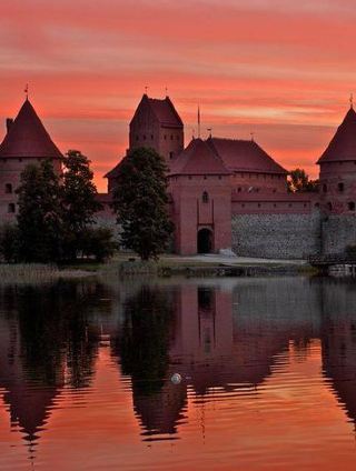 特拉凱 (Trakai) — 立陶宛小鎮，紅堡浮於島上，湖泊綿延至