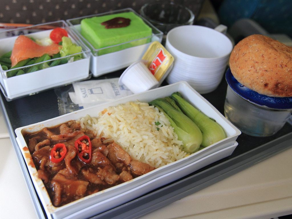 ✈️🍽️ PERTANDINGAN MAKANAN MASKAPAI PENERBANGAN: Maskapai Mana yang Menyajikan Makanan Terbaik? 🌍