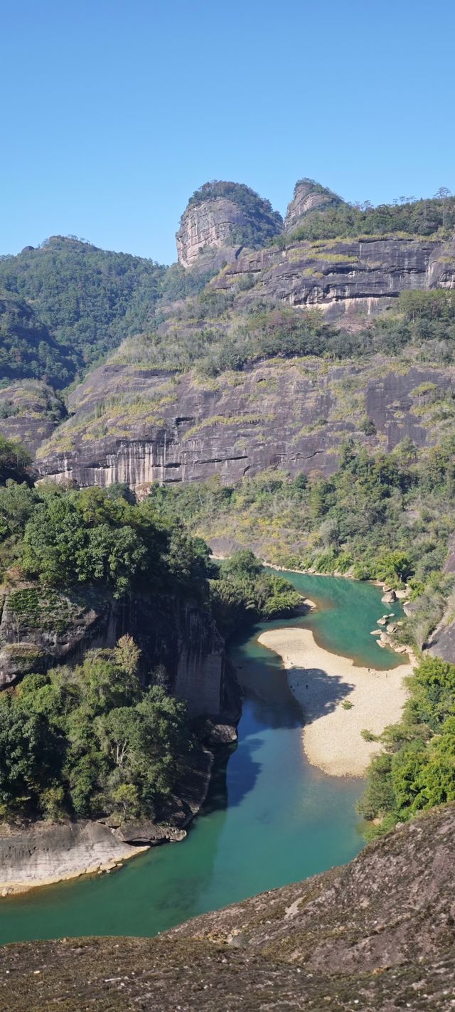 武夷山從生態、景觀、歷史文化等方面與其它同類地區和遺產地的價值比較，有以下突出特點：武夷山集山嶽、河