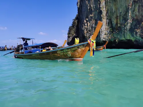 เกาะพีพีเล็กในอ่าวมายาเป็นสถานที่ถ่ายทำภาพยนตร์ 'ชายหาด' คุณควรมาที่นี่