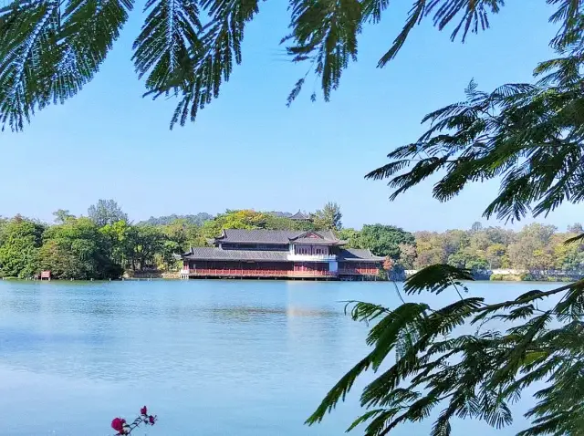 Half of the city is adorned with mountain colors, and the other half with the lake - this is Huizhou West Lake