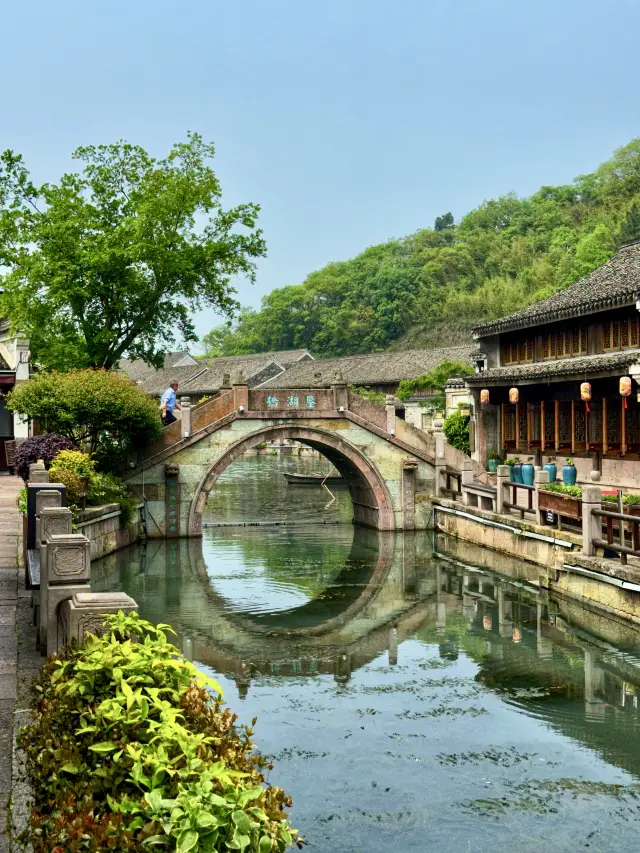 Hanling Village by the Dongqian Lake