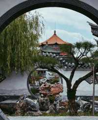 翰園碑林位於開封市龍亭湖風景區，清明上河園旁邊，融山水藝術景觀和古典園林建築藝術為一體，集古今中外詩詞、書畫、碑刻藝術之大成，一定要去!!!