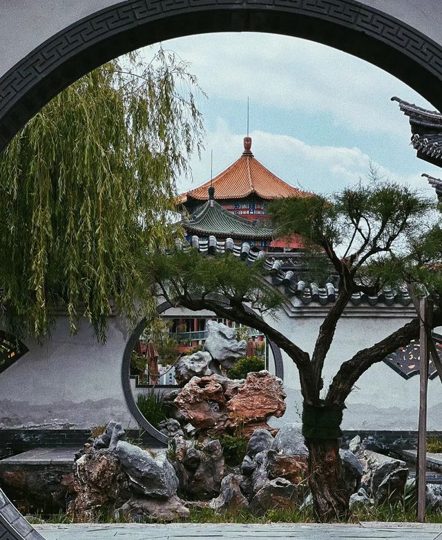 翰園碑林位於開封市龍亭湖風景區，清明上河園旁邊，融山水藝術景觀和古典園林建築藝術為一體，集古今中外詩詞、書畫、碑刻藝術之大成，一定要去!!!