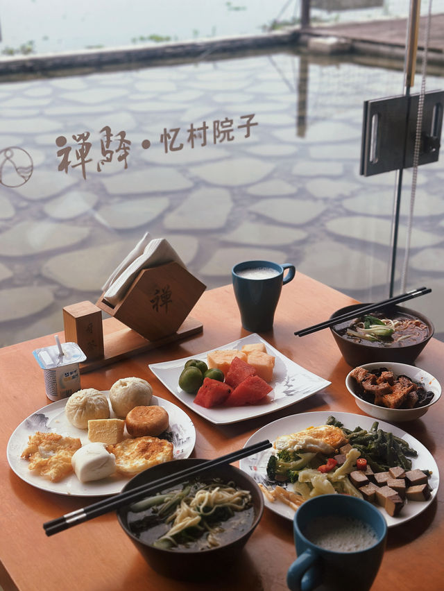 二刷忆村 被湖泊草坪包圍的全景帳篷房