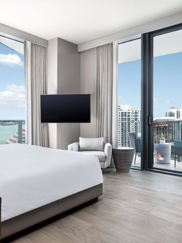 🌴 Miami's Luxe Sleeps: East Miami Hotel Review 🌟