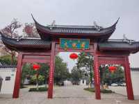 青浦大觀園係一座大型仿古園林建築，位於青商公路701號，坐落於淀山湖兩側，距離上海市中心六十五公里。