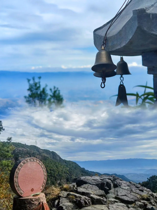 鷄足山景區打卡 踏上鷄足山，彷彿步入了一幅空靈的畫卷。山峰疊翠，雲霧縹繞，猶如仙境一般。