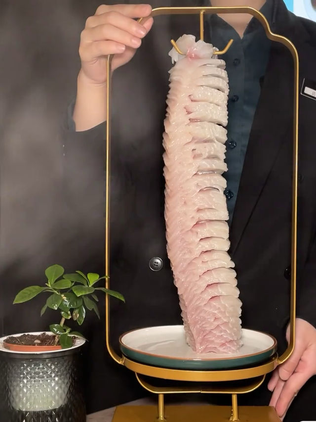 這家寶藏脆鰱魚火鍋店真的好火爆