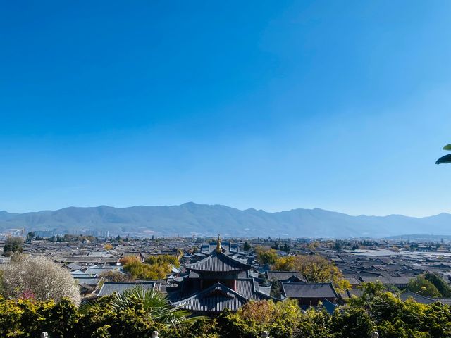 陽光麗江，冬日盛景 在麗江，陽光與雪山撞個滿懷。
