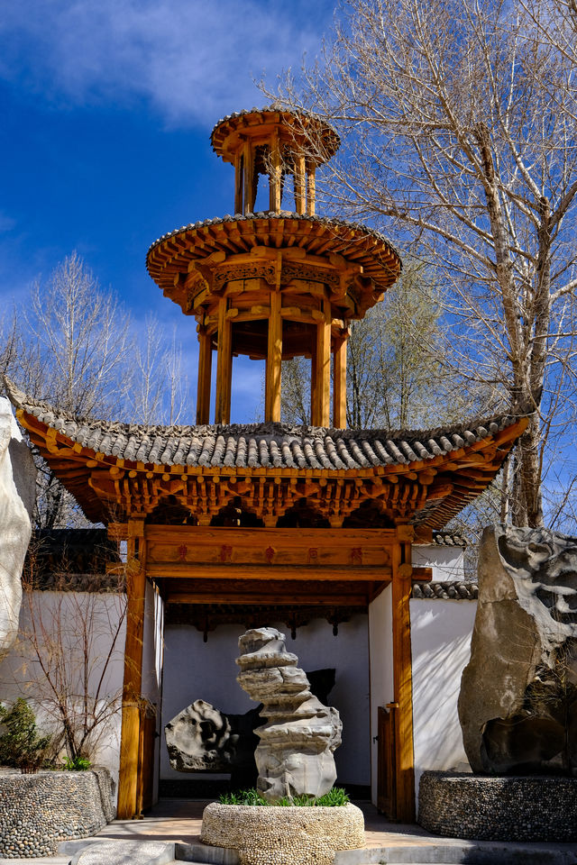 天下黃河貴德清，黃河喺呢度宛如藍色嘅綢緞