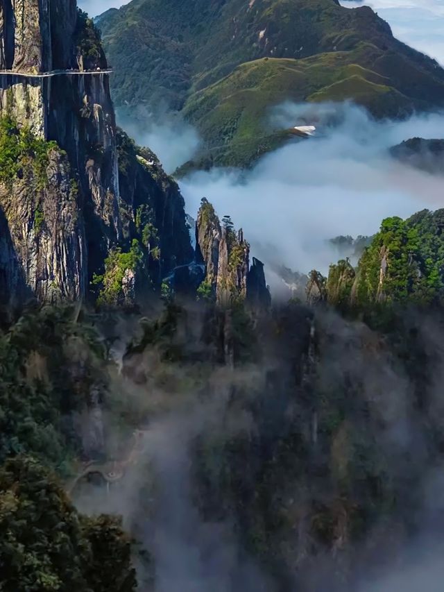 莽山五指峰：誰在雲端雕刻了巨型手掌？