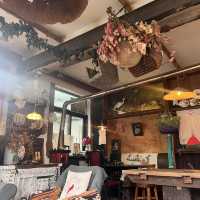 ☕️ ⛰️ A Hidden Vintage Café with Mountain Views 