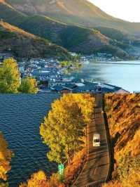 瀘沽湖嘅慢時光，船槳劃開雲霧，邂逅湖光山色嘅溫柔