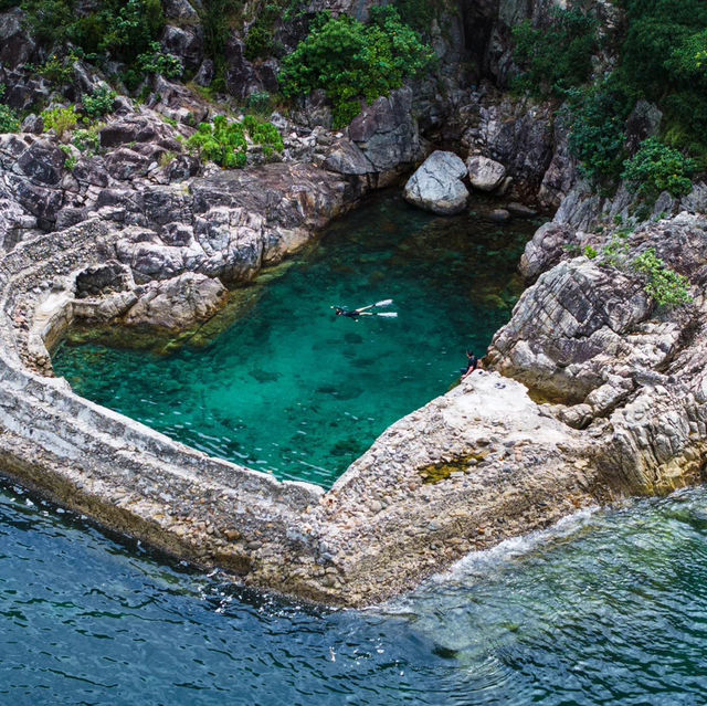 🌊香港隱世「海洋之心」！心形泳池+玻璃海，打卡露營一應俱全