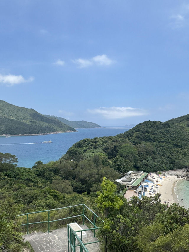 🌊香港西貢半月灣玻璃海打卡全攻略！這片藍美得像濾鏡開到最大💦