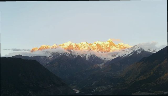 藏地必去日照金山
