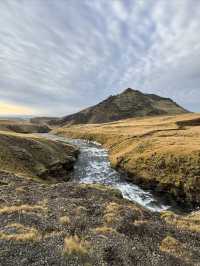 冰島有多層梯級瀑布的斯科加瀑布