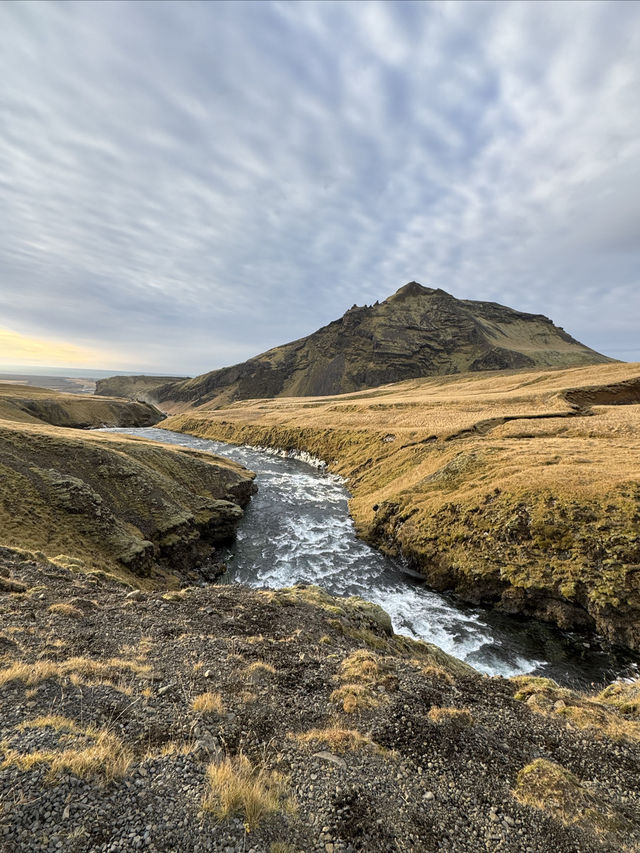 冰島有多層梯級瀑布的斯科加瀑布