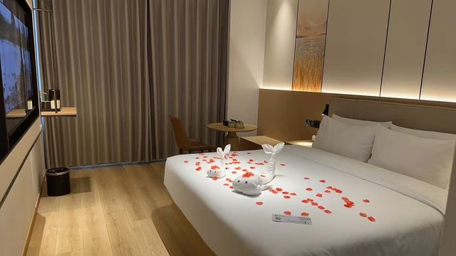 綠意盎然的相思林與礁石奇景