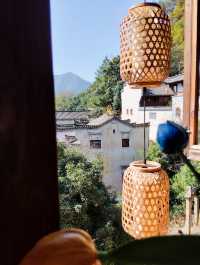 婺源篁嶺：曬出來的千年詩意 當金秋的陽光灑在篁嶺的黛瓦上，一幅流動的千年畫卷就此展開。婺源這座「中