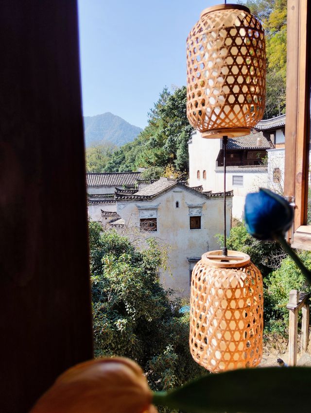 婺源篁嶺：曬出來的千年詩意 當金秋的陽光灑在篁嶺的黛瓦上，一幅流動的千年畫卷就此展開。婺源這座「中