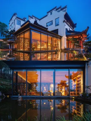 Chase the Light in Huizhou! Complete Guide to Fish Lantern Parade × Hanfu Photography