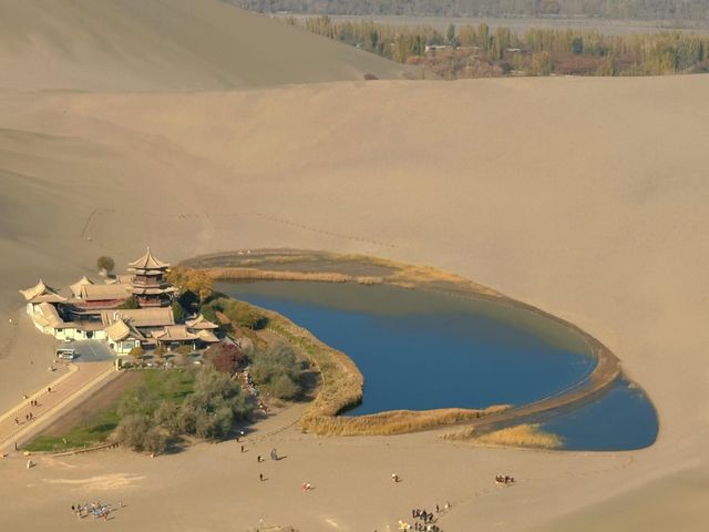 敦煌月牙泉|鳴沙山環抱的沙漠新月 敦煌月牙泉|鳴沙山環抱的沙漠新月