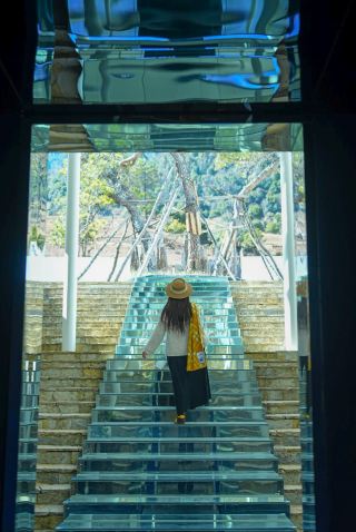 カーテンを開けると、枕元に玉龍雪山が見える