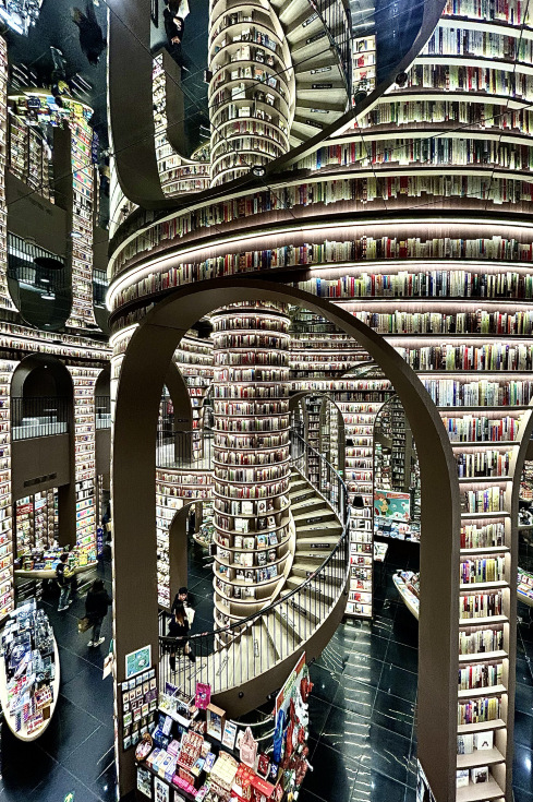 そびえ立つ書棚、無限に広がる魔法の鏡面、不思議な空間《都江堰