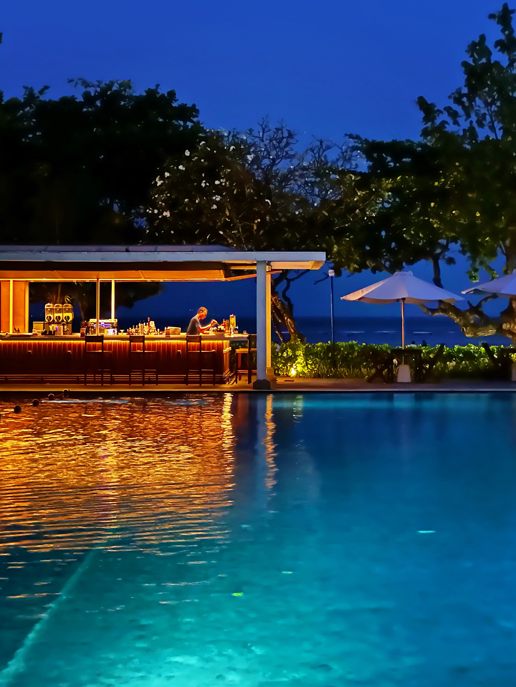 Hotel Bali Beach benar-benar menakjubkan! 🌊
🌴 Pemandangan laut panorama 180° + pantai pasir putih pribadi sepanjang 1 km
🌅 Beryoga di tepi Samudra Hindia setiap pagi sangat menenangkan!
🏊 Kolam renang yang Instagramable ini cukup luas untuk berenang menyegarkan!
【Keunggulan Hotel】
🏨 Perpaduan sempurna antara sejarah dan modernitas: Sebagai hotel internasional pertama di Bali, hotel yang telah direnovasi ini tidak hanya menjadi saksi perkembangan industri pariwisata Indonesia, tetapi juga memadukan arsitektur tradisional Bali dengan elemen kemewahan modern—sempurna untuk berfoto! 👍
🌟 Tips wajib dikunjungi:
✔️ Gaya resor kelas atas: Suite eksekutif dengan pemandangan laut yang ekstra luas wajib dipilih! Menyaksikan matahari terbit dari balkon benar-benar berharga! Kombinasi bak mandi dan pemandangan laut menciptakan suasana resor yang sempurna!
✔️Pengalaman yang luar biasa:
🧘♀️Kelas yoga pagi di pantai
🏊Foto kolam renang infinity yang layak diunggah ke Instagram
🚲Bersepeda di sekitar area tersedia!
【Makanan & Lingkungan Sekitar】
🥘Buffet sarapan yang sangat melimpah! Berbagai macam hidangan lokal otentik tersedia!
🌮Banyak restoran dan bar trendi yang dapat dijangkau dengan berjalan kaki!
Pecinta hotel, buruan! Hotel ini benar-benar tahu cara bersenang-senang!!