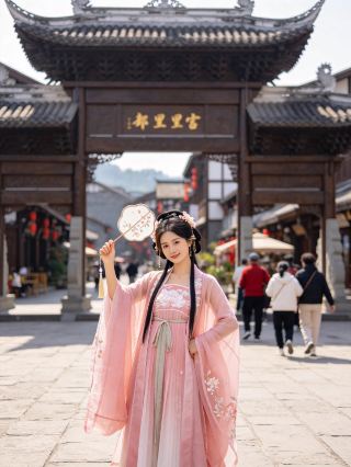 바 왕국의 야경을 경험해 보세요. 산리 옛거리의 불빛이 마음을 편안하게 해줍니다.