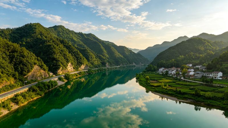 Zhushan is often considered a "stopover" on the way to Wudang Mountain or Shennongjia, but it actually holds the legend of Nuwa mending the sky, the remnants of the ancient Yong Kingdom, and a clear, picturesque road.
