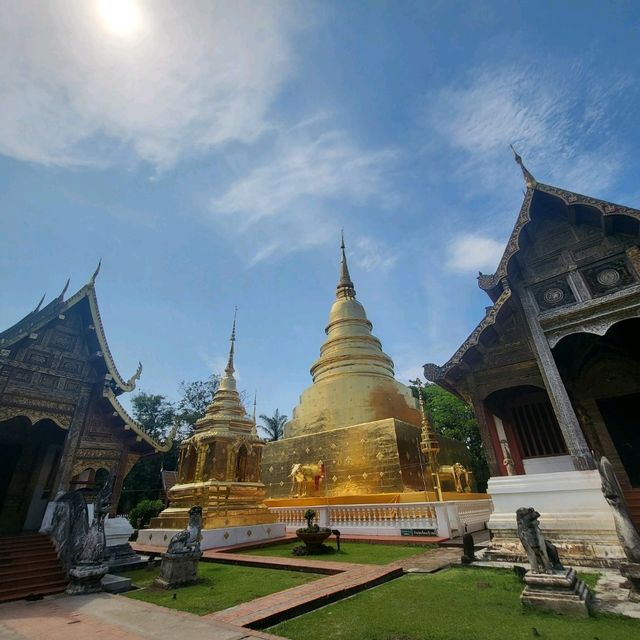 สักการะพระธาตุประจำปีเกิดมะโรงมี่วัดพระสิงห์