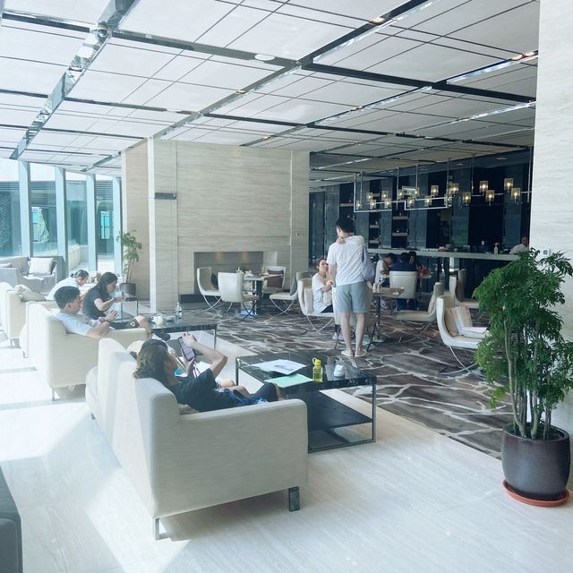 佔地兩萬平方呎的 CLUB APUS ! 下午簡餐 ！ 真嘆 !