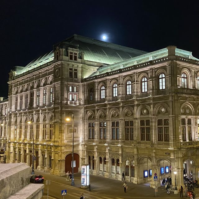 비엔나 야경을 즐길 수 있는 낭만적인 공간, 비엔나 오페라 하우스