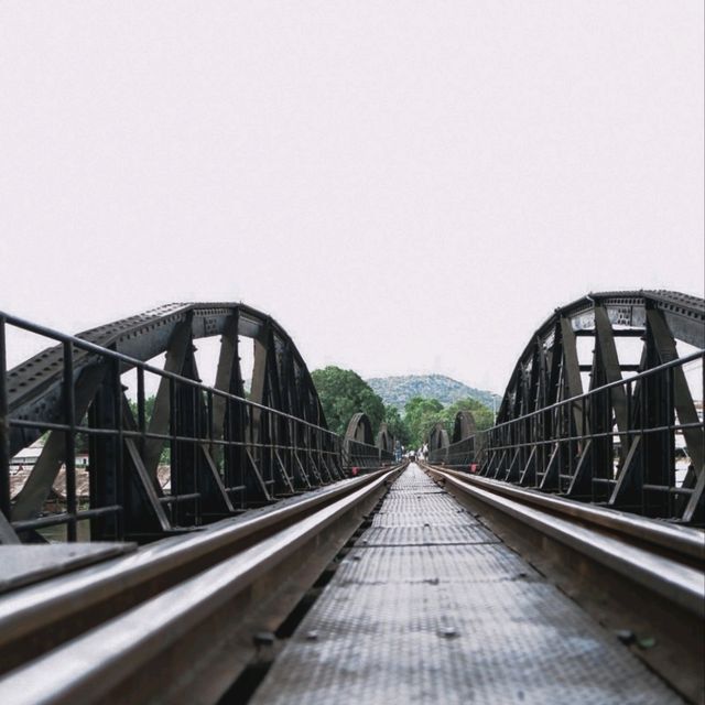 ถ่ายรูปรถไฟที่สะพานข้ามแม่น้ำแคว🚉