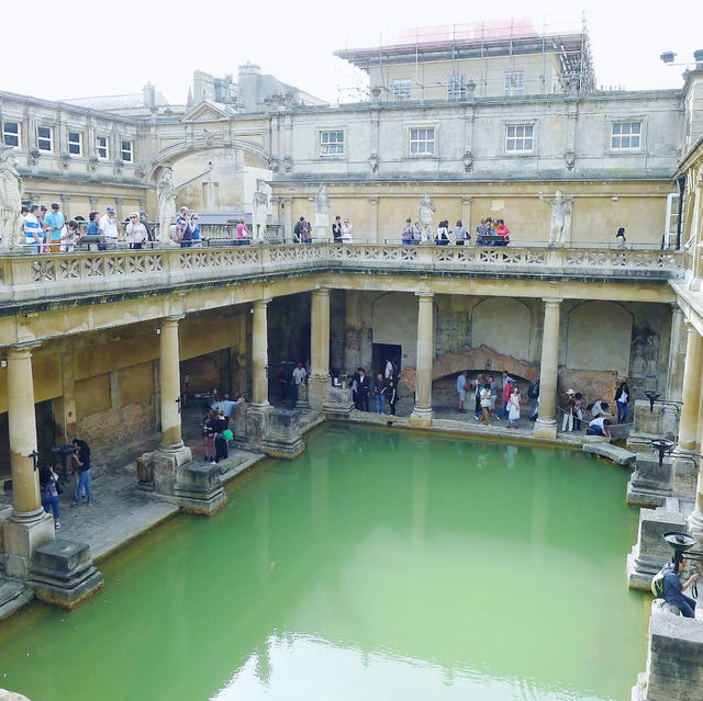 Explore historic Roman Baths in Bath 🇬🇧