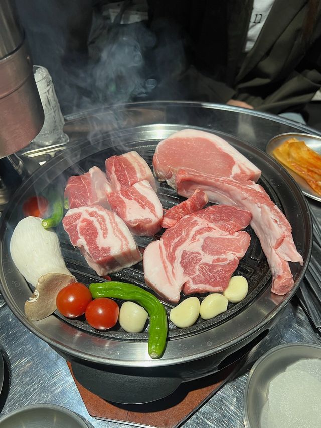 【韓国旅行】韓国グルメ"弘大"で味わう肉厚サムギョプサル