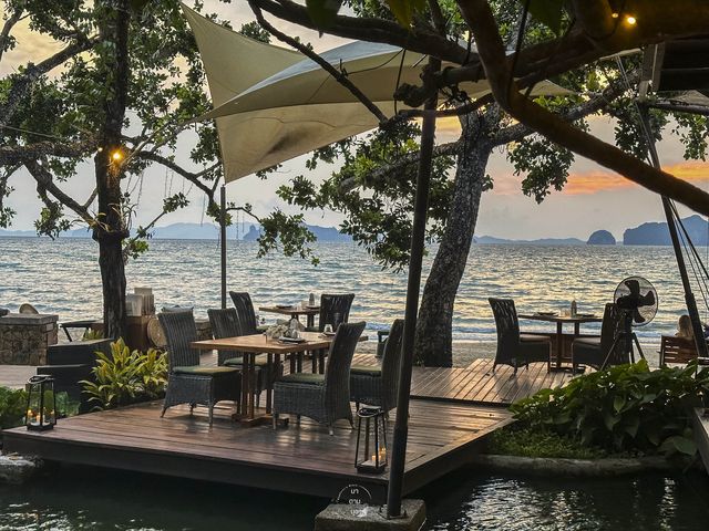 The Arundina ห้องอาหารไทยริมชายหาดคลองม่วง