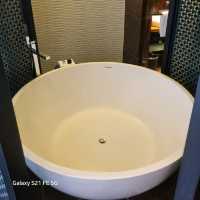 Naumi hotel big round tub