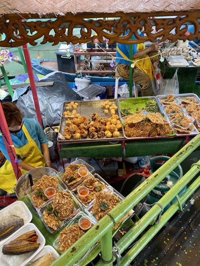 หาของกินกันที่ตลาดน้ำวัดท่าการ้อง พระนครศรีอยุธยา