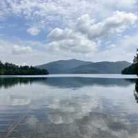 神秘魅力！北海道鹿追町然別湖中的「湖中鐵軌」夏日探秘 
